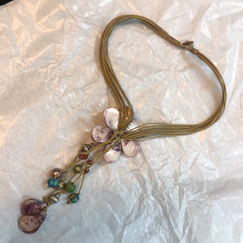 Shell Flower Necklace - Picture 12 of 16